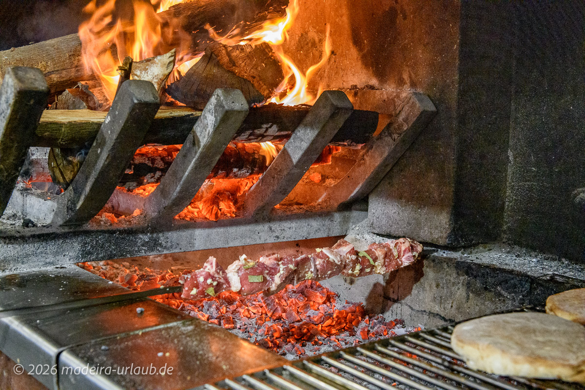 Espetada da Madeira am offenen Feuer