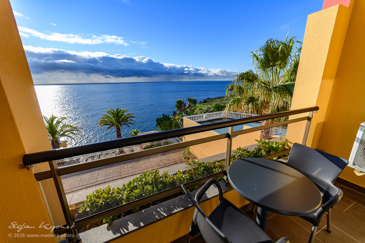 atlantikblick.jpgTisch und Stühle auf einem Balkon mit Blick auf den Atlantik