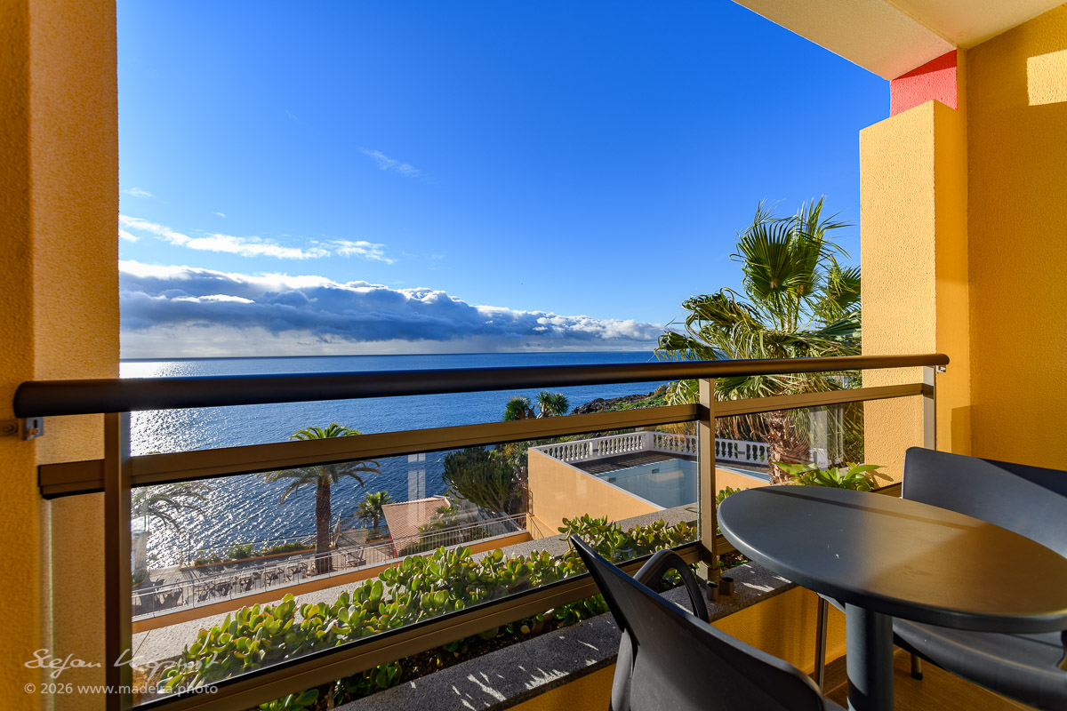 Balkon des Cais da Oliveira mit Blick über den Atlantik
